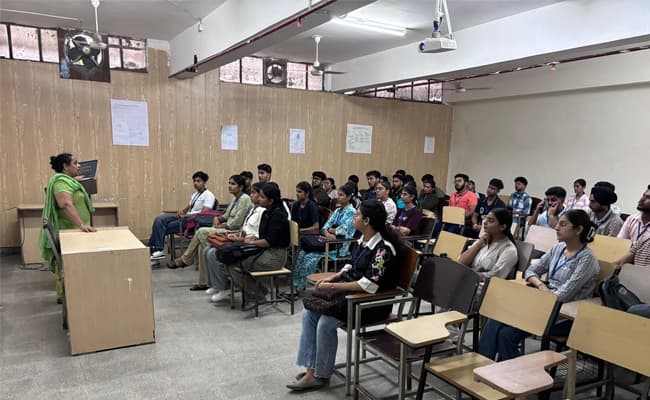 1-0000-layer-5-classroom-215