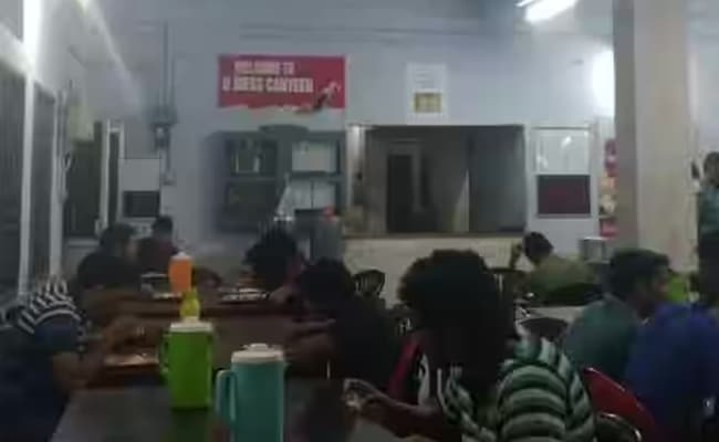1-0001-layer-4-cafeteria-57