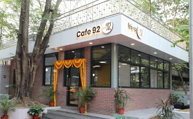 1-0002-layer-3-cafeteria-65