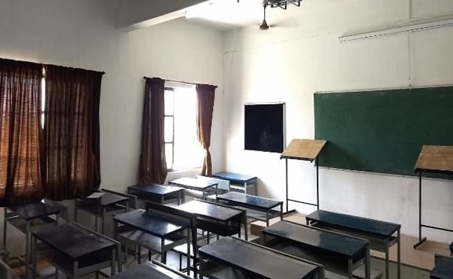 1-0004-layer-1-classroom-210