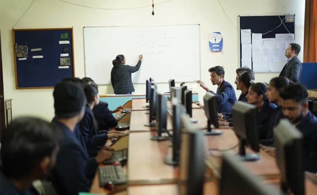 7-0000-class-classroom-3