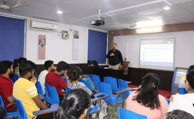 7-0012-class-classroom-2