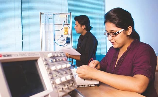 Amity University, Hyderabad Labs 1.webp