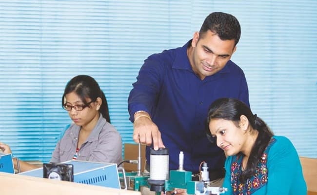 Amity University, Hyderabad Labs 3.webp