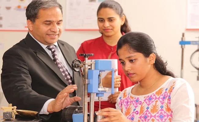 Amity University, Mumbai Labs 3.webp