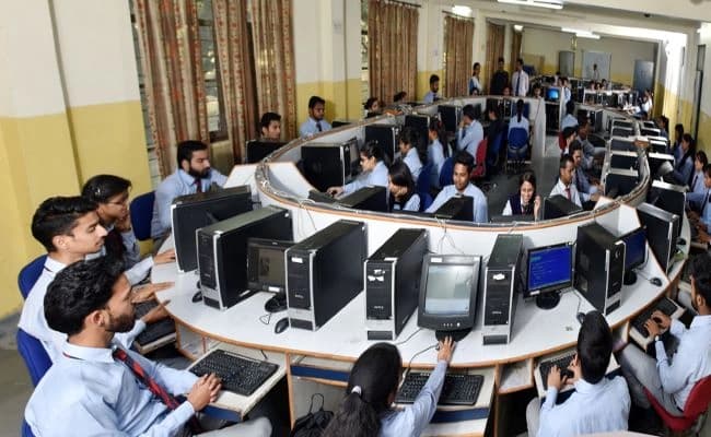 Amrapali University Haldwani Labs 2.webp