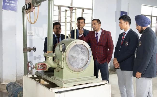 Amrapali University Haldwani Labs 5.webp
