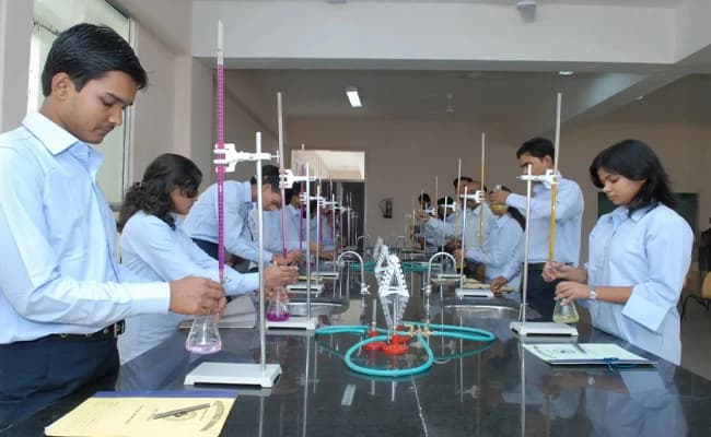 Anjaneya University Raipur Labs 1.webp