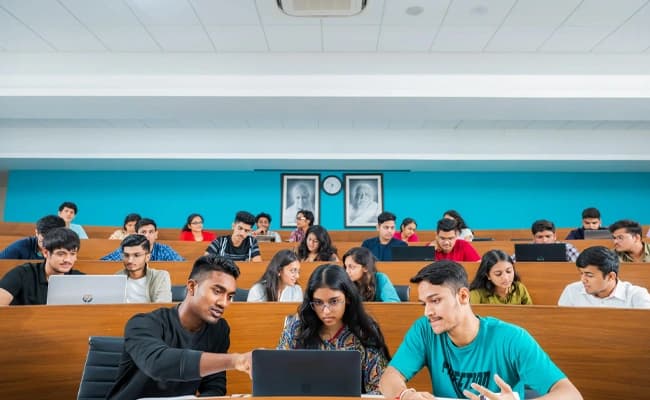 Auro University, Surat Classroom 4.webp