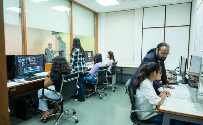 Auro University, Surat Labs 2.webp