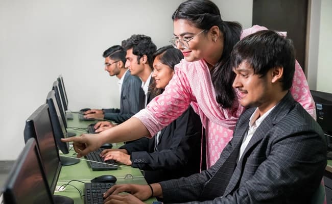 Auro University, Surat Labs 4.webp