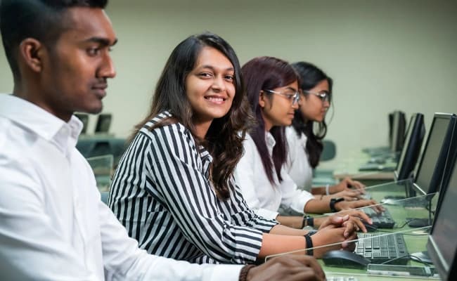 Auro University, Surat Labs 5.webp