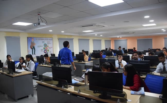 IIMT University, Greater Noida Labs 1.webp