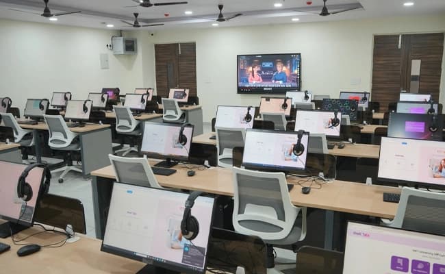 IIMT University, Greater Noida Labs 2.webp