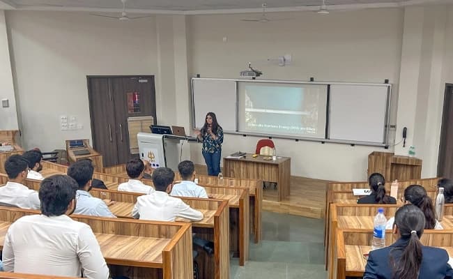 IMT, Ghaziabad Classroom 3.webp