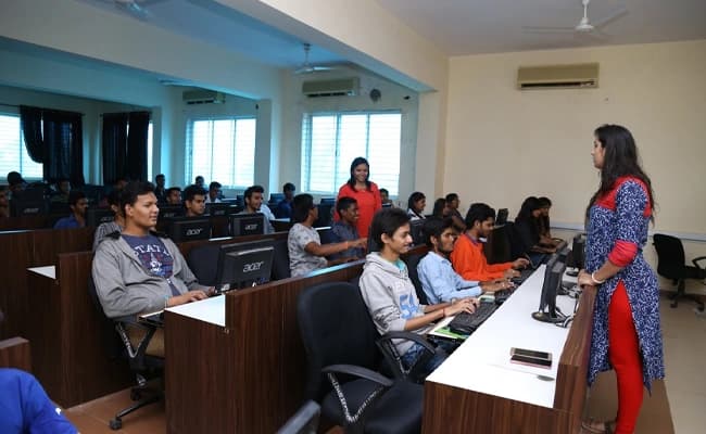 ITM Vocational University, Vadodara Labs 1.webp