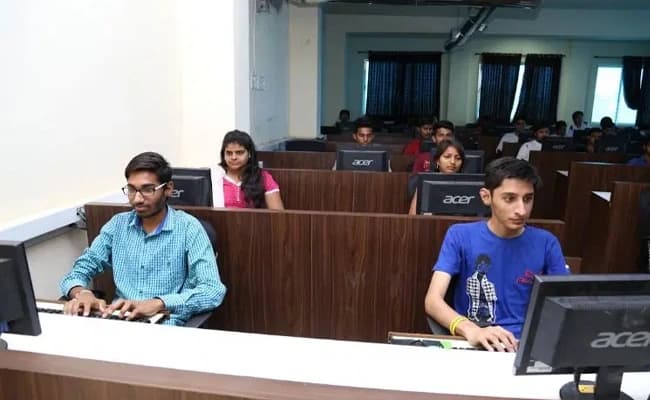 ITM Vocational University, Vadodara Labs 5.webp