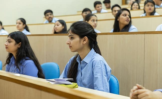 JBS, Noida Classroom 4.webp
