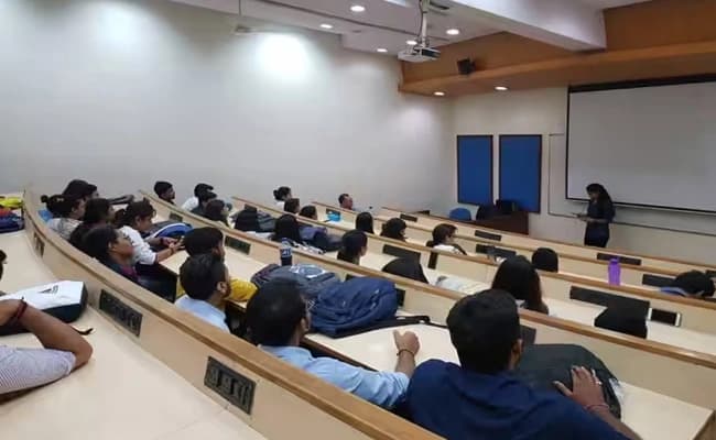 JBS, Noida Classroom 5.webp