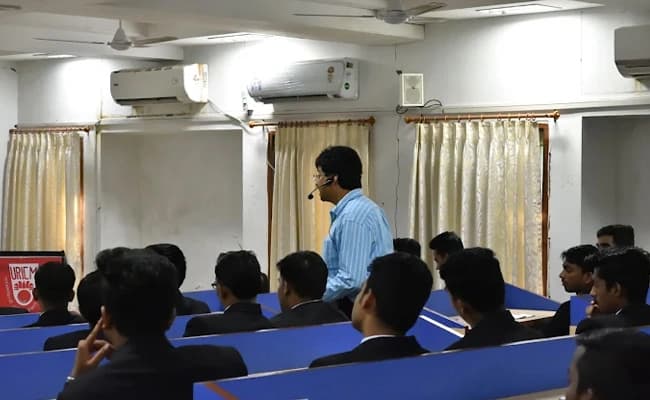 URICM, Gandhinagar Classroom 1.webp