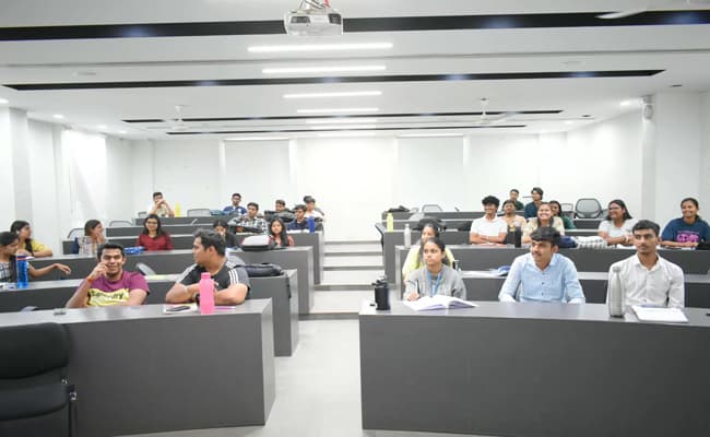 abhyuday-university-au-classroom-0000-layer-4-classroom