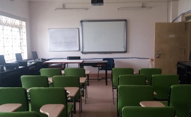 adwaita-malla-barman-smriti-mahavidyalaya-ambs-0001-class3-classroom