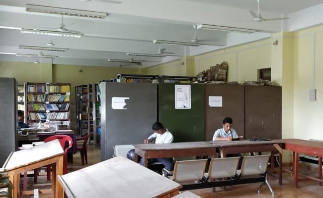 adwaita-malla-barman-smriti-mahavidyalaya-ambs-0003-class1-classroom