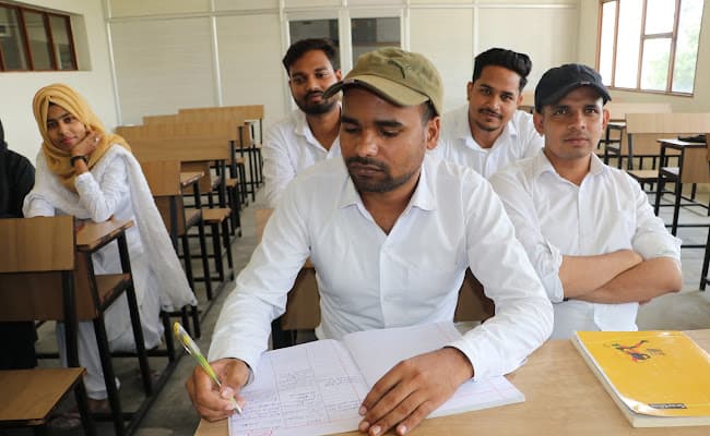 agra-college-of-management-and-technology-acmt-0000-layer-8-classroom