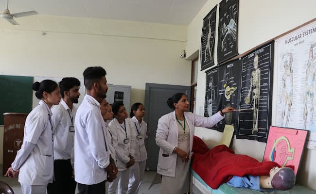 agra-college-of-management-and-technology-acmt-0002-layer-6-classroom