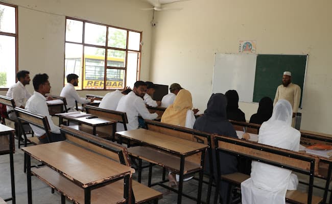 agra-college-of-management-and-technology-acmt-0003-layer-5-classroom