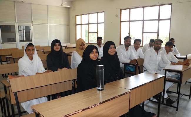 agra-college-of-management-and-technology-acmt-0004-layer-4-classroom