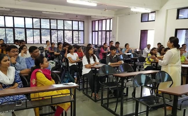 aissms-college-of-pharmacy-aissms-cop-0003-class1-classroom