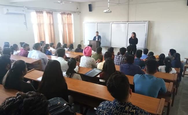 apeejay-school-of-management-asm-classroom-0001-layer-3-classroom