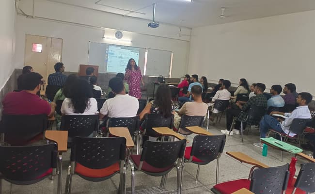 apeejay-school-of-management-asm-classroom-0002-layer-2-classroom