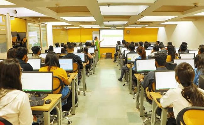 apeejay-school-of-management-asm-classroom-0003-layer-1-classroom