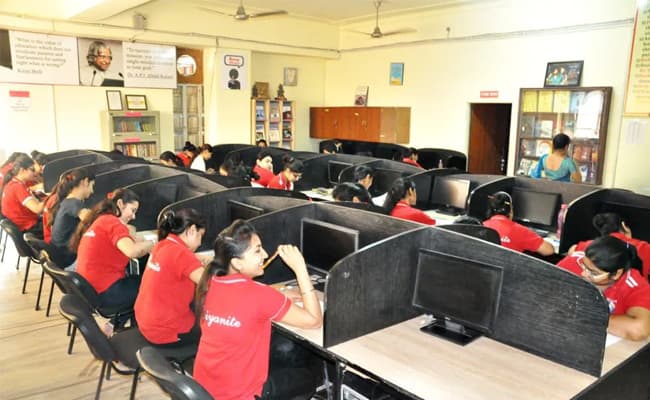 biyani-group-of-colleges-classroom-0004-layer-1-classroom