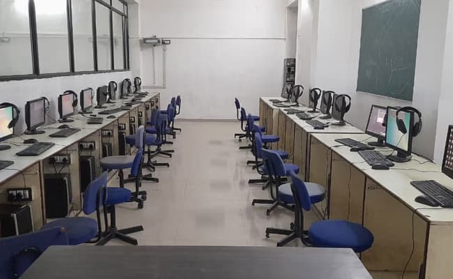 dalia-institute-of-diploma-studies-dids-classroom-0000-layer-4-classroom