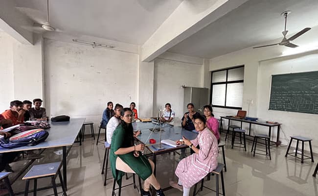 dalia-institute-of-diploma-studies-dids-classroom-0002-layer-2-classroom