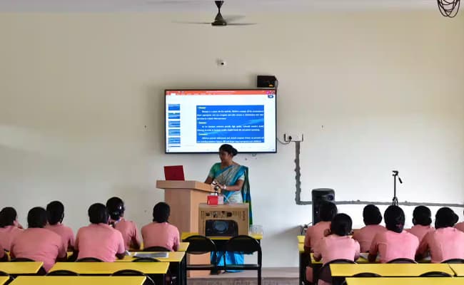 ecr-group-of-institutions-ecr-classroom-0000-layer-3-classroom