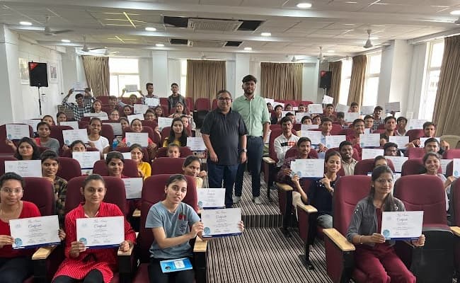 fuel-business-school-0001-class6-classroom