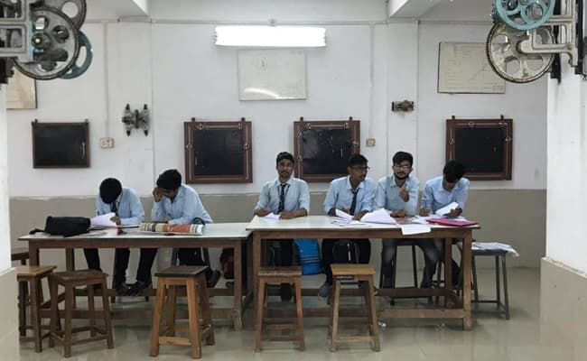 government-polytechnic-daman-classroom-0003-layer-5-classroom