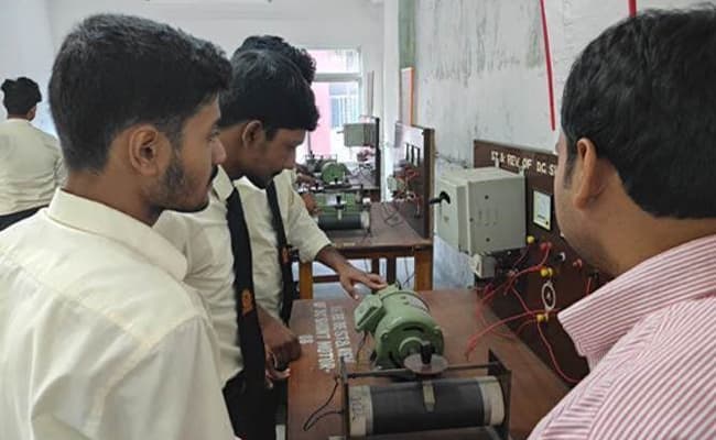 ideal-institute-of-engineering-iie-11-classroom