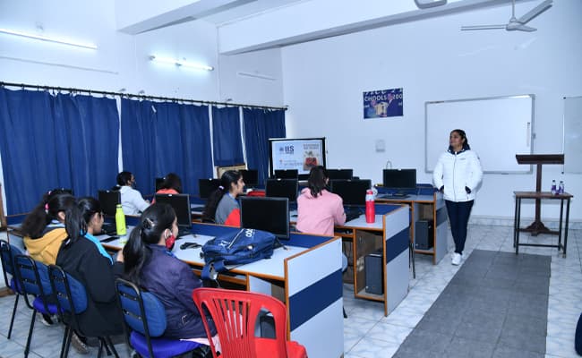 iis-deemed-to-be-university-iisu-classroom-0001-layer-2-classroom