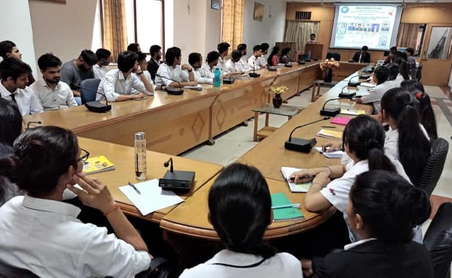 ishan-institute-of-law-classroom-0001-layer-3-classroom