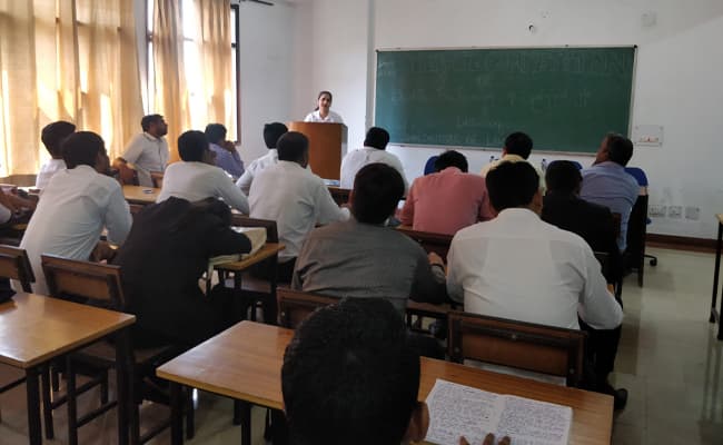 ishan-institute-of-law-classroom-0002-layer-2-classroom