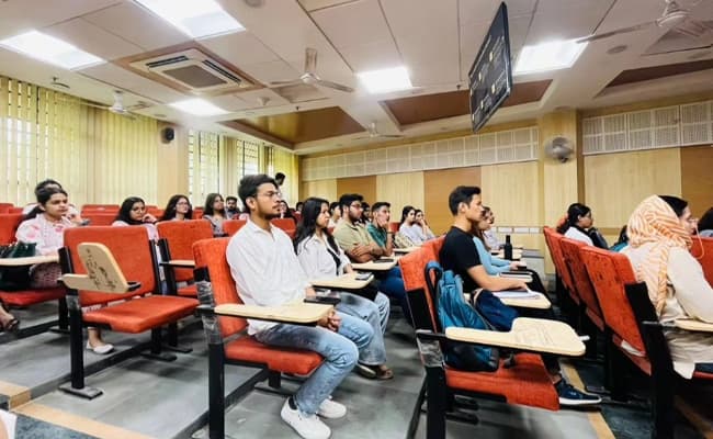 jamia-hamdard-university-0002-class3-classroom