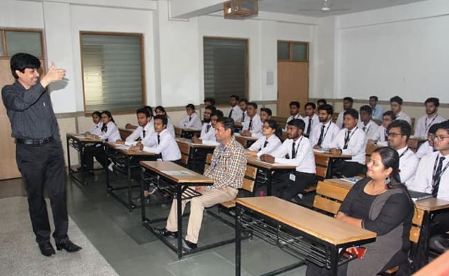 jamia-hamdard-university-0003-class2-classroom