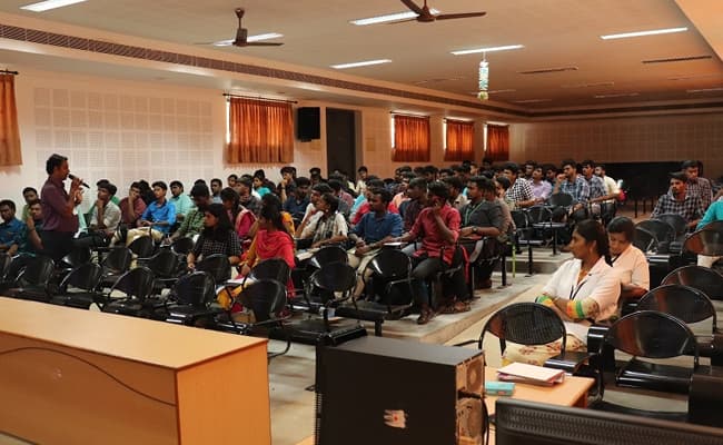 kongu-engineering-college-kec-0001-class4-classroom