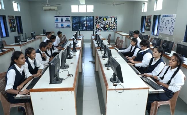 laxmi-vidyapeeth-0003-class2-classroom