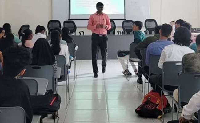 mewa-vanguard-business-school-14-classroom